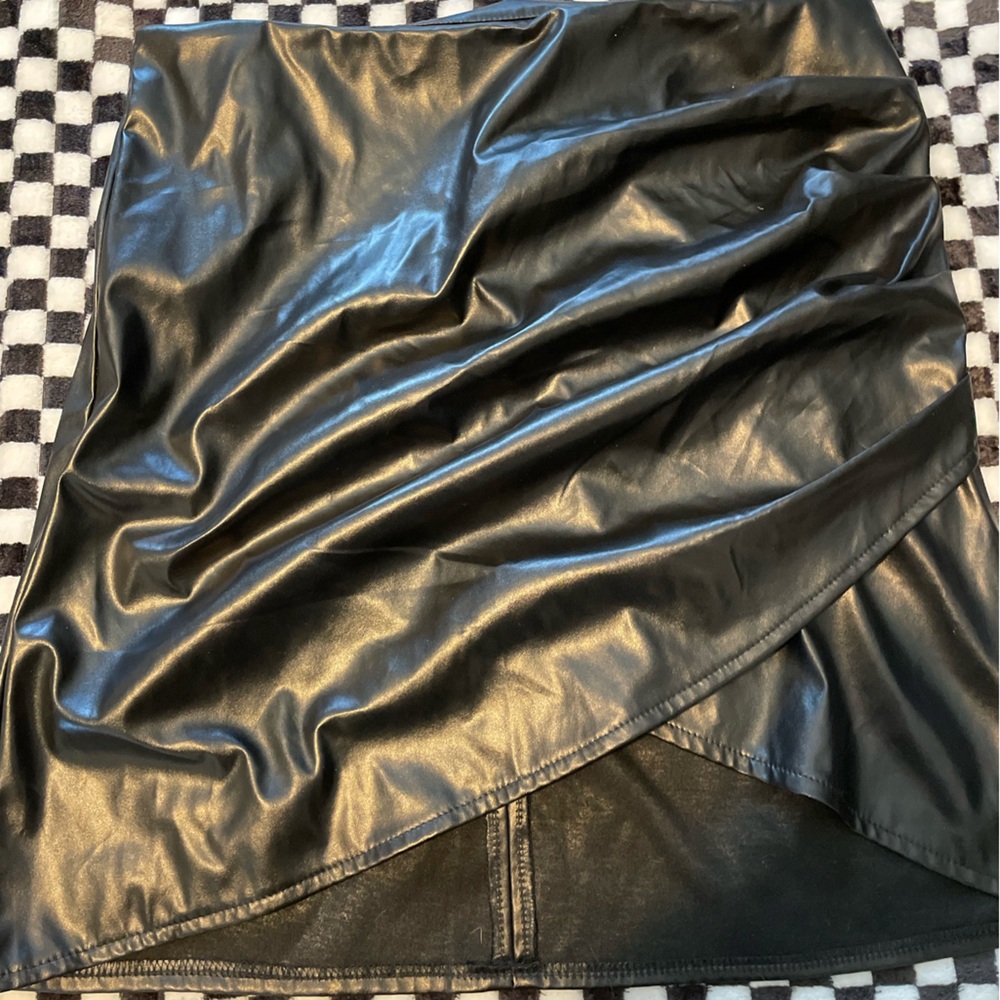 SHEIN faux leather skirt zips up
